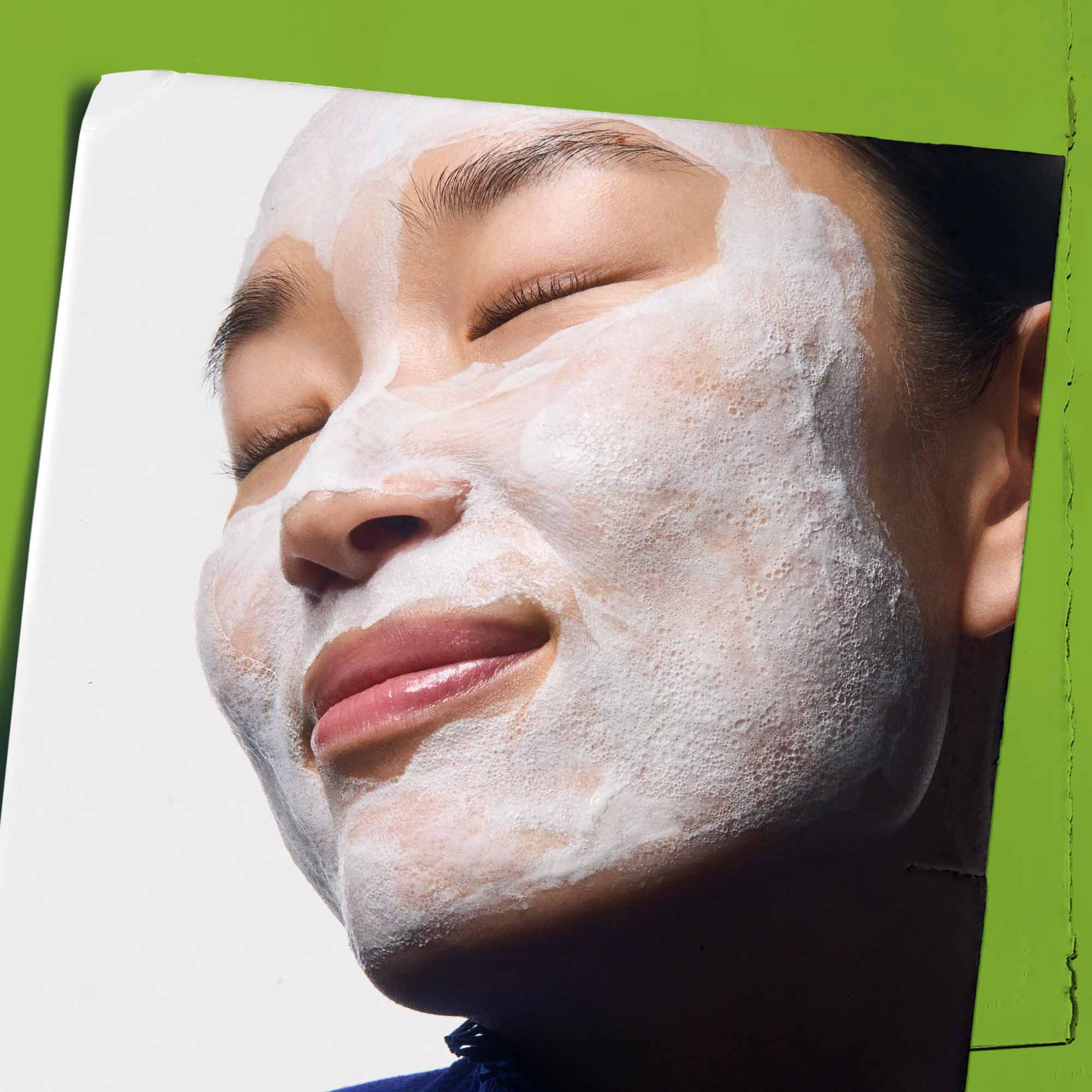 Nettoyant Rare Earth Deep Pore Daily Cleanser applique sur le visage.