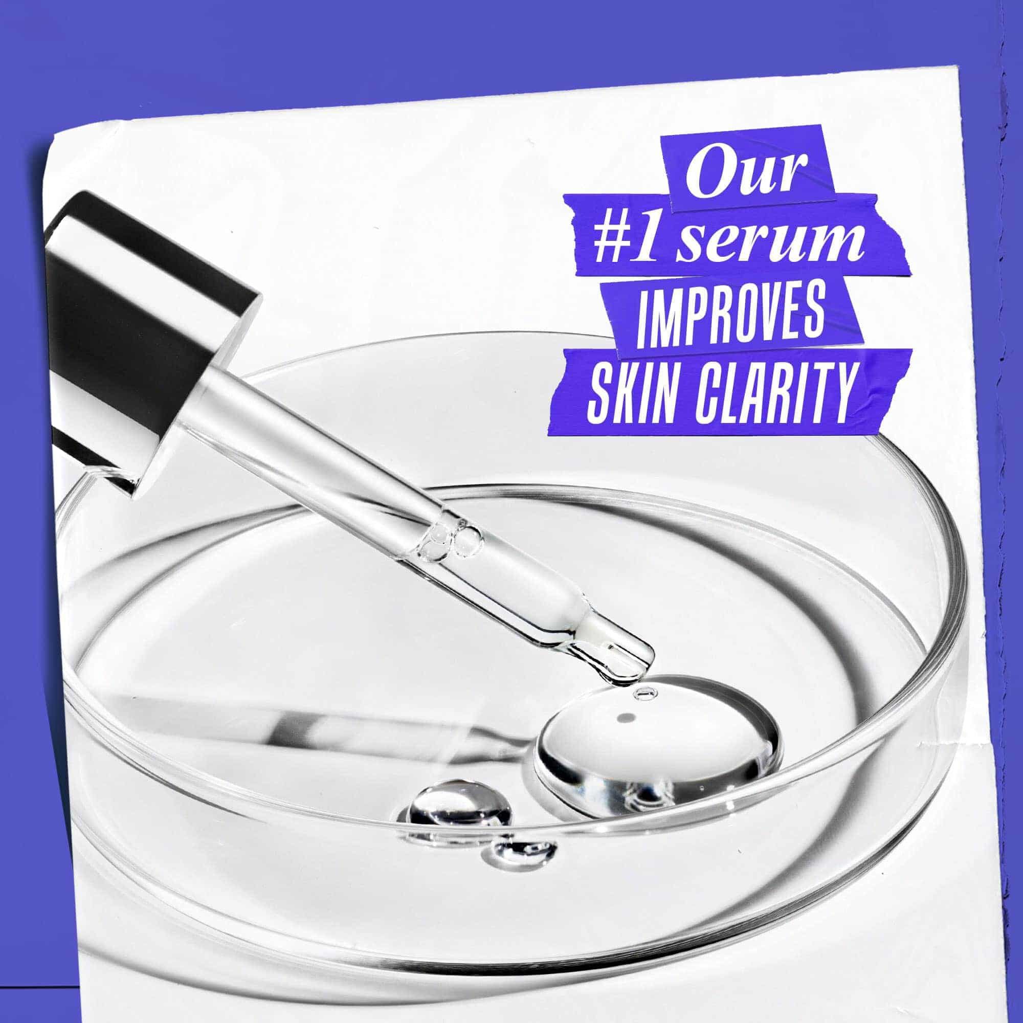 Druppelaar die serum in een glazen schaaltje doseert met tekst: Ons nr. 1 serum verbetert de helderheid van de huid.